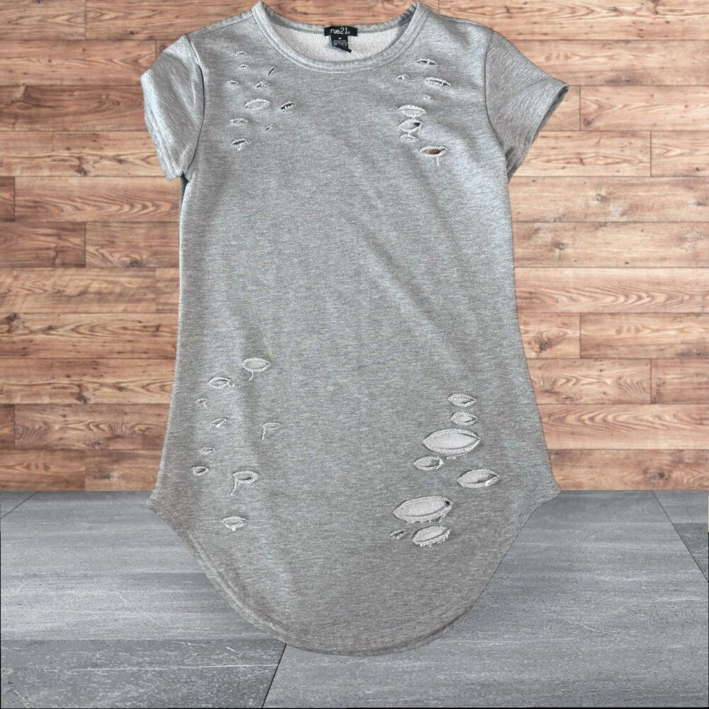 WOMENS RUE 21 DESCTRUCTED TOP MEDIUM